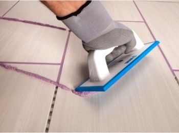 Нанесение затирки между швов