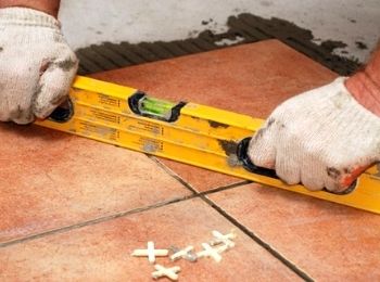Укладка плитки уровнем
