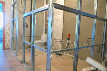 Установка стоечных профилей и распорок